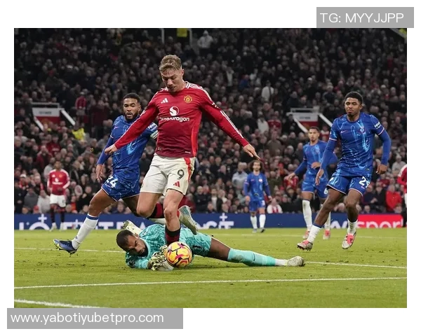 霍伊伦在弧顶位置转身抽射被门将精彩扑救，射门角度极佳但未能破门