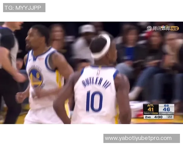 巴特勒强势突破篮下完成折叠打进并造成对手犯规精彩瞬间